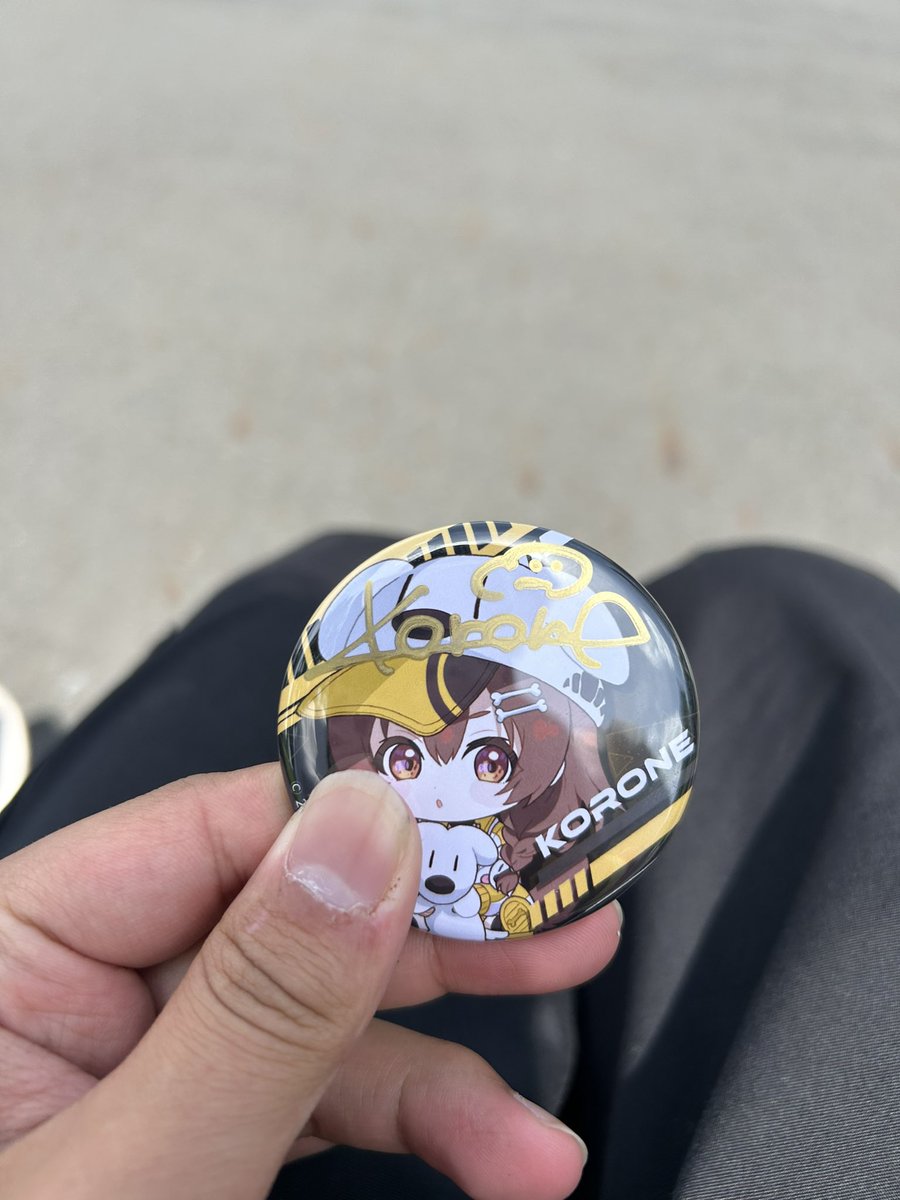 缶バッチのサイン、なんかもうホソイヌじゃなくて草 潰れててごめんね😭ww