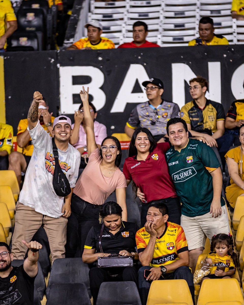 Gracias a todos nuestros @sociosbsc e hinchas que nos alentaron en casa. 💛 Una vez más demostramos que juntos podemos. Ahora nos queda un partido, vamos a pelear hasta el final. ✊ #BarcelonaSomosTodos 🟡🔴⚫️