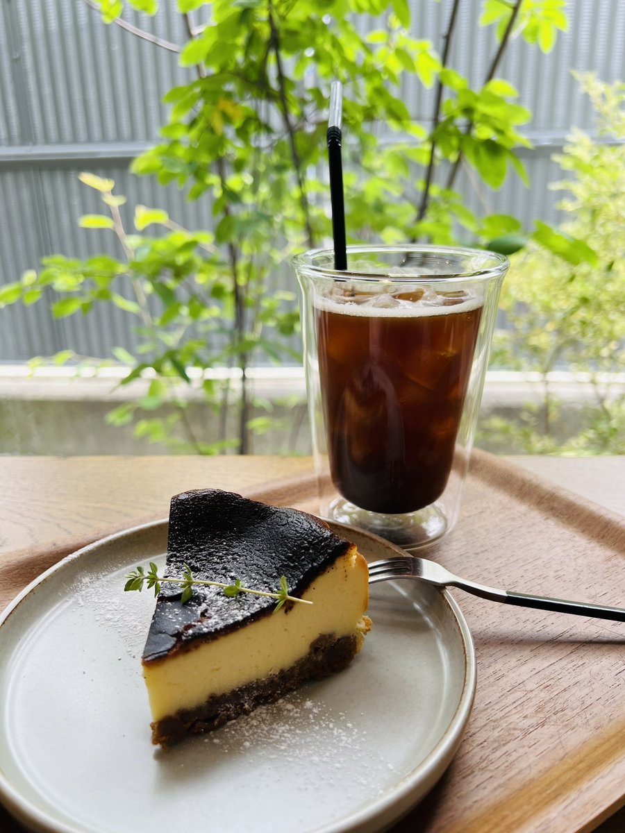syuhev's tweet photo. なんとも素敵過ぎるカフェに辿り着いた……

緑がいっぱいでめっちゃ癒される。
チーズケーキも美味すぎる。

素敵空間✨
このまま眠りについてしまいそう。

 #ABSTYLE  #長野市 #カフェ https://t.co/5CXTPP54ea