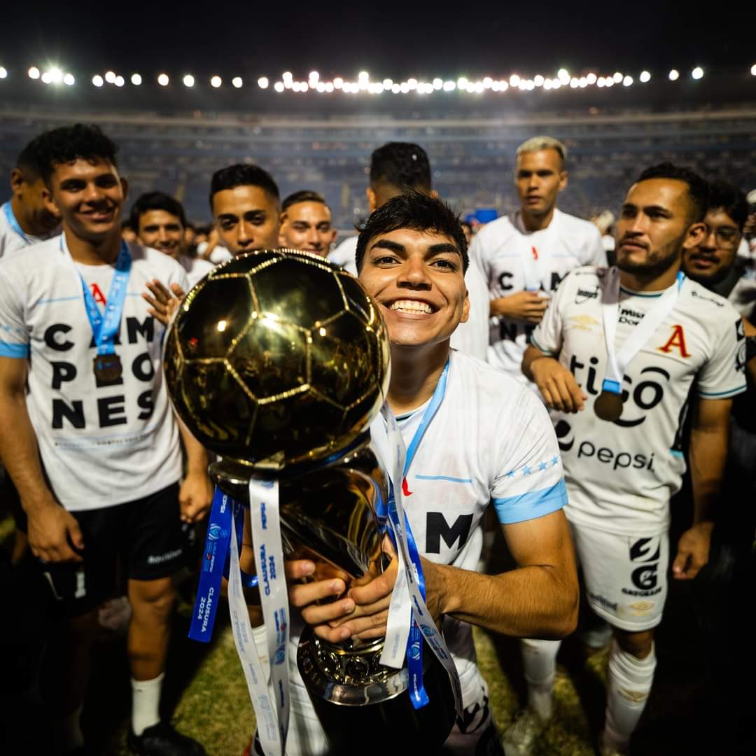 Leonardo Menjívar se corona campeón por primera vez y lo hizo con @AlianzaFC_sv