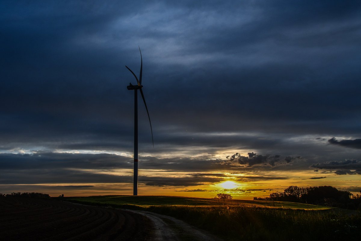 StijnAckou's tweet photo. 6:15 uur 
Zonsopgang in Geraardsbergen 
@HetweerinBelgie @weeronline @Weerbord @weer_vandaag @vrtnws 
#weerbericht #vrtweer 
Foto Stijn Ackou https://t.co/19VwjqClDL