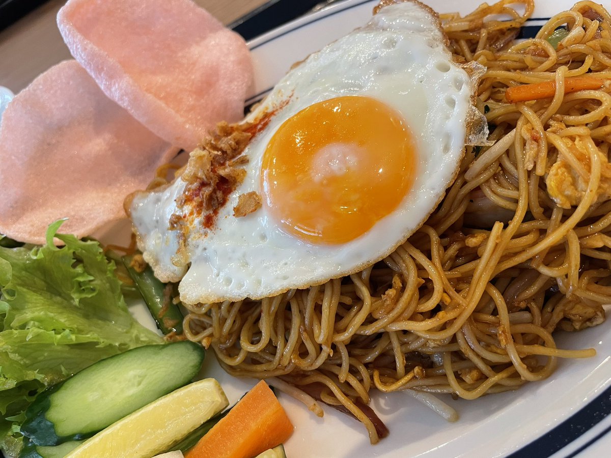 tU9rzDXt3SdVOK6's tweet photo. 今日のランチは、二番町にある
「美と健康のアジアンランチ　　　　　
　　　　　　ETERNITE Cafe」さんで
ミーゴレンセットをアジアンな気分で美味しく頂きました。その後、花園町で開催中の砥部焼まつりへ。
きよし窯のばら柄🌹のお皿と小鉢を購入✨

#ETERNITE Cafe
#砥部焼
#きよし窯 https://t.co/1trtjAltrk