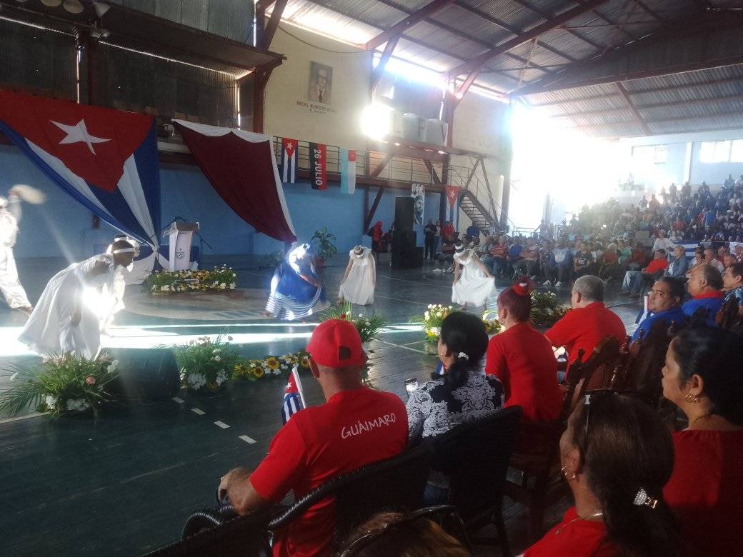 Gracias a la compañía «Aires de Bahía». Desde el arte, ustedes han demostrado como se defiende la historia en esta masiva y patriótica tribuna antiimperialista agramontina de reafirmación revolucionaria que realizamos junto al pueblo desde #Nuevitas, #Camaguey. ¡Felicidades!.