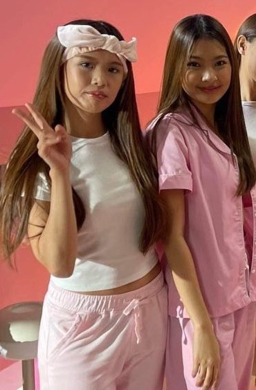 ang cute ng ribbon sa ulo ni maloi, and colet wearing pink sleepwear???😩😩😩