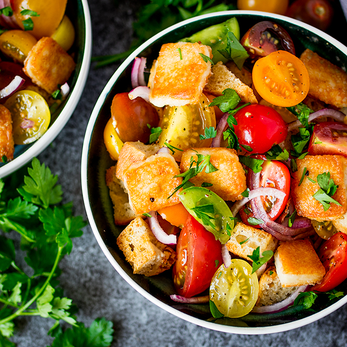 Panzanella Salad with Saganaki Italy meets Greece in this juicy Tuscan tomato salad with crispy fried Greek cheese.😋🍅 kitchensanctuary.com/panzanella-sal… #kitchensanctuary #foodie #recipe