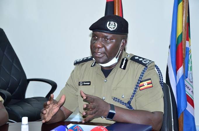 This is Senior Commissioner of Police @FredEnanga1, the spokesperson of @PoliceUg. He has greatly improved the public image of the Police. His calm demeanour leaves an indelible mark on how the public sees and trusts this institution. Well done SCP Enanga🤝