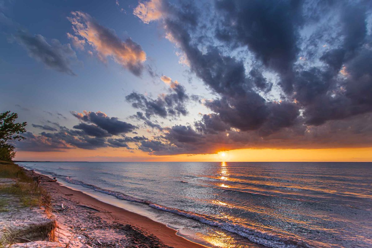 Why do people try throwing dark clouds on opinions, beliefs and thoughts. In the end, the light shines brightly and equally on everyone. I notice on X that there are so many who try to change the way others think, do not waste your breath, we are all human
#LakeHuron #Sunset