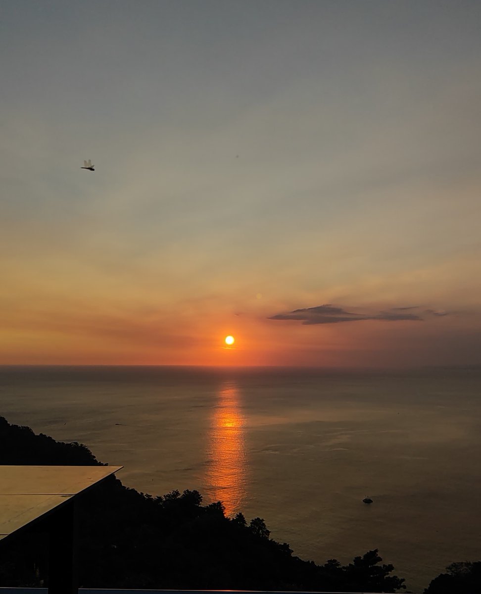 Capture the beauty of sunsets at Laska Hotel & Resort Ciletuh, where the sky meets the sea🌅

- Laska Hotel & Resort Ciletuh -

#laskaciletuh
#laskahotelciletuh
#laskahotel
#laskaresort
#ciletuh