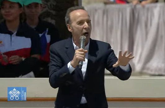 Italian actor, Roberto Benigni, gives closing 'pep talk' for World Children's Day in St. Peter's Square: Seek to be a truly good person & make others happy. Don't wait for the world to take of you, take care of the world, love each other.