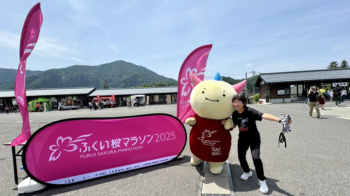 FUKUI_marathon's tweet photo. #越前大野名水マラソン で
「#ふくい桜マラソン」のPRをさせていただきました！⛰️

参加された皆様、お疲れ様でした！🌸🌸
(ゲストランナーの野口みずきさんともパシャリ！📸) https://t.co/FT6liKKhed