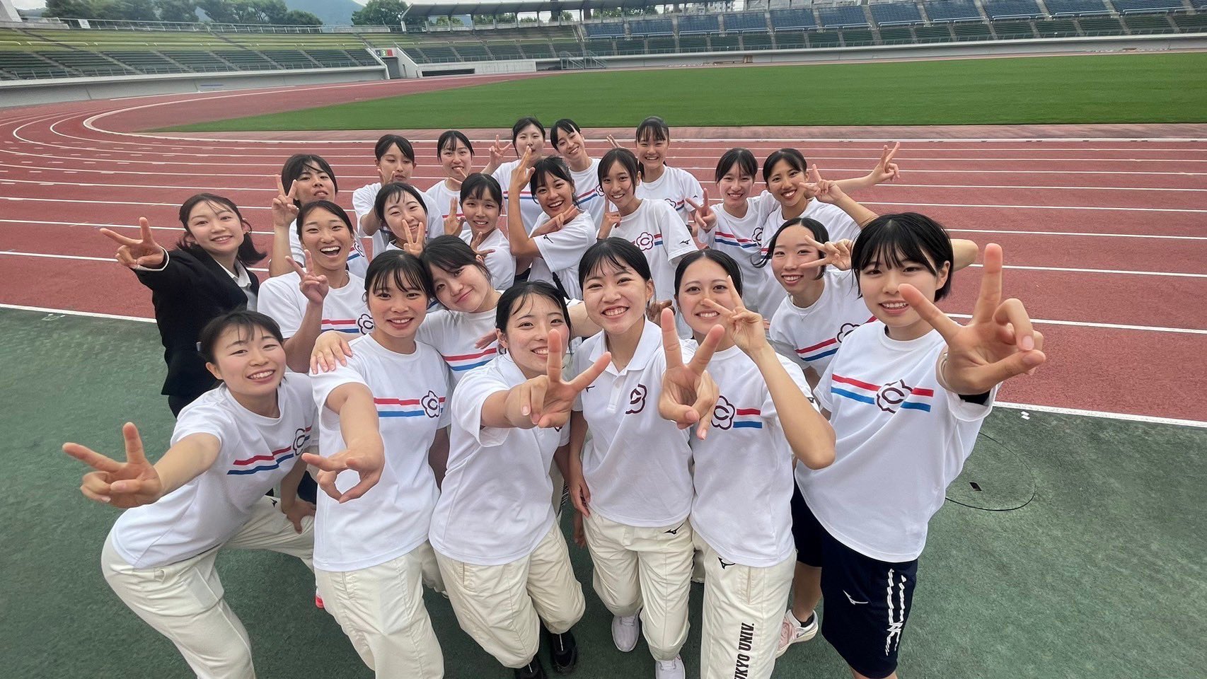 陸上女子集合写真  / X