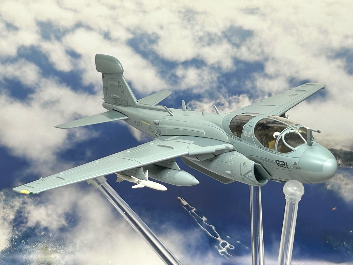 akabou_himawari's tweet photo. #プラウラー も飛ばす!!
#ホビーマスター #青箱
#EA6 #Prowler (うろつく者) #電子戦機
A-6 #イントルーダー の改設計型 https://t.co/gvrdGSQit9