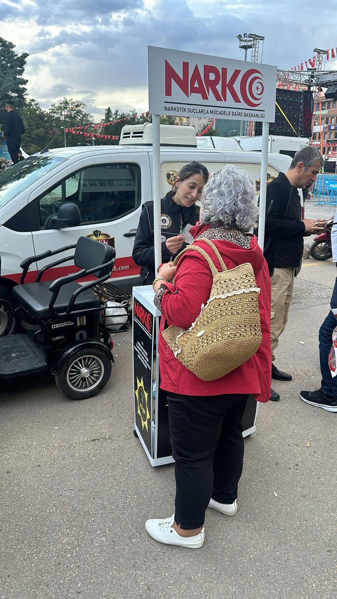 kirikkalepolis's tweet photo. Bağımlı Olma, Hayatta Kal‼️
#KaleFest 2024 etkinliklerine katılan annelerimize ve gençlerimize; “En İyi Narkotik Polisi Anne" ve “Narko Gençlik” projeleri kapsamında bilgilendirme yapılarak UYUMA uygulaması tanıtılmıştır.
@EmniyetGM @NarkotiksmDB @TC_kkalevalilik https://t.co/XINbAwlqz6