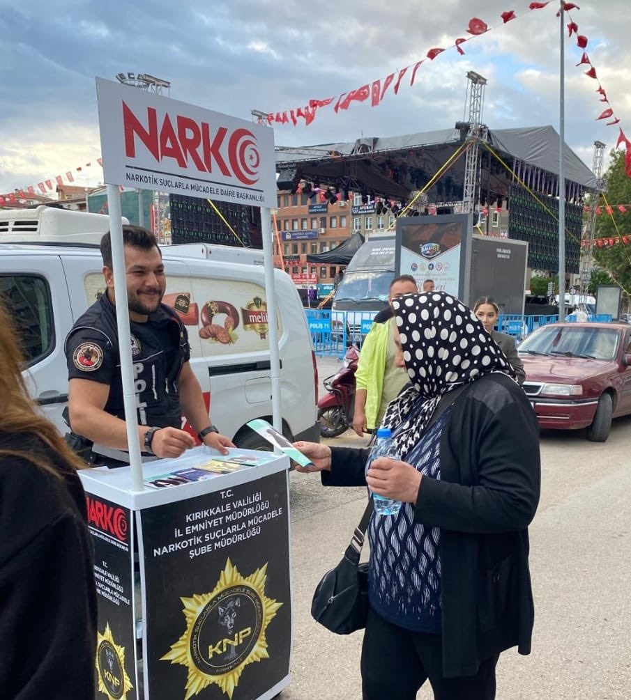 kirikkalepolis's tweet photo. Bağımlı Olma, Hayatta Kal‼️
#KaleFest 2024 etkinliklerine katılan annelerimize ve gençlerimize; “En İyi Narkotik Polisi Anne" ve “Narko Gençlik” projeleri kapsamında bilgilendirme yapılarak UYUMA uygulaması tanıtılmıştır.
@EmniyetGM @NarkotiksmDB @TC_kkalevalilik https://t.co/XINbAwlqz6