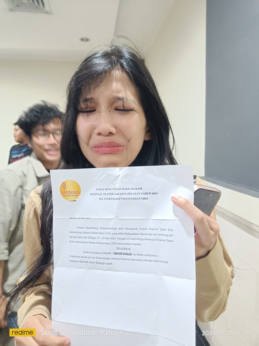 Menangis bukan sembarangan menangis. Menangis karena lolos kurasi Festival Teater Jakarta Selatan 2024.

<a href="/shintadvs/">Shinta Devi</a>