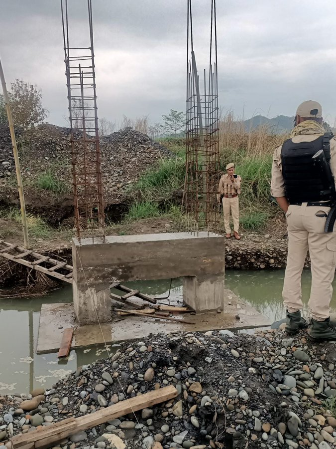 ManipurTimes's tweet photo. @manipur_police have halted the construction of the Bailey bridge over the Chandel River, connecting Lamka, Chandel, and Tengnoupal.
#Kuki_ZoEngineeredManipurViolence #Stand4StateForce #KukiZoNarcoTerrorists https://t.co/ERHXCxCWnM