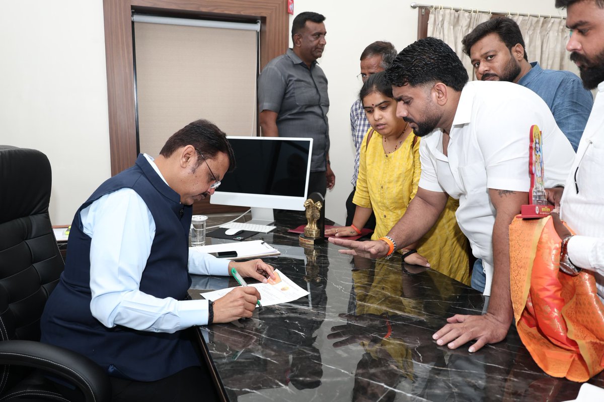 PathakV_'s tweet photo. 🕒12,50 pm | 24-5-2024 📍Nagpur | 
महाराष्ट्र राज्याचे उपमुख्यमंत्री, आमचे नेते,मा.श्री.देवेंद्र फडणवीस साहेब यांची देवगिरी येथे भेट घेतली.
वर्धा जिल्ह्यातील अनेक विषयावर चर्चा केली व काही मागण्याचे निवेदन दिले.

#Maharashtra #DevendraFadnavis https://t.co/fSvRwirHya