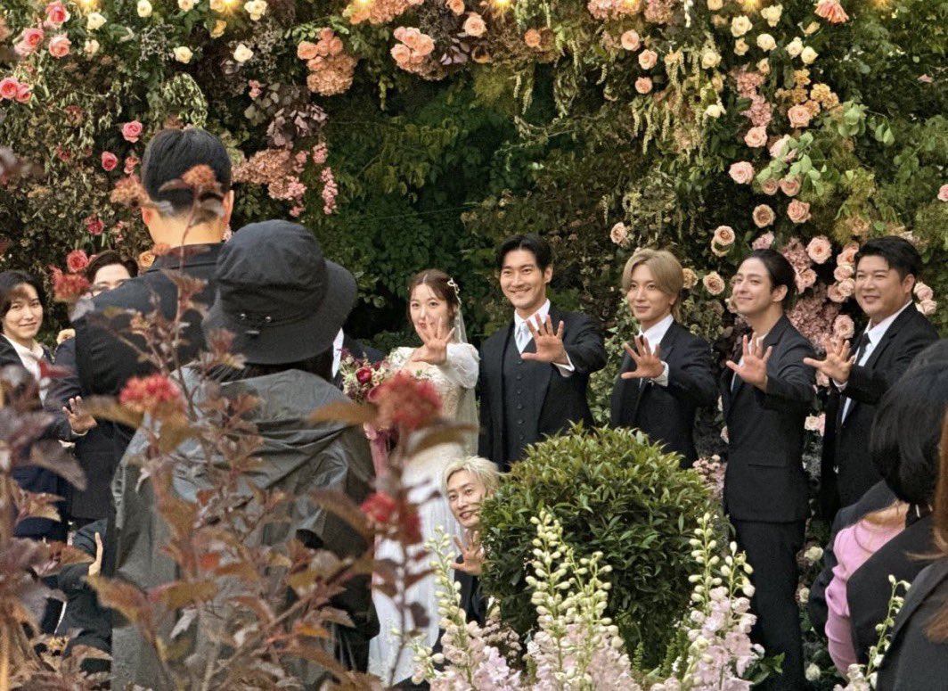 Mimpi Leeteuk untuk membawa member ke atas panggung OT13 kayanya bukan hanya mimpi semata 😭 

SUPER JUNIOR PROM15E TO 13ELIEVE 
SUPER JUNIOR THE LAST MAN STANDING
