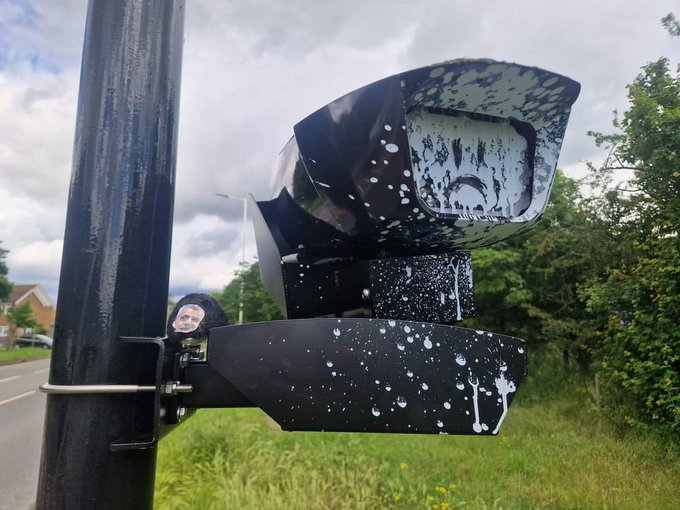 Breaking: Havering Blade Runners Firing On All Cylinders: @herdimmunity must once again regretfully report further action against tiny London Mayor Sadiq Khan and the ULEZ ATMs.

This young ULEZ detection device was lowered from its perch only to be smeared in non-removable