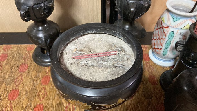 ウチでは線香は刺さず、半分に折って火を付け横置きしてますね…この方が刺した部分の燃え残りも出ないですしね(^^;) 