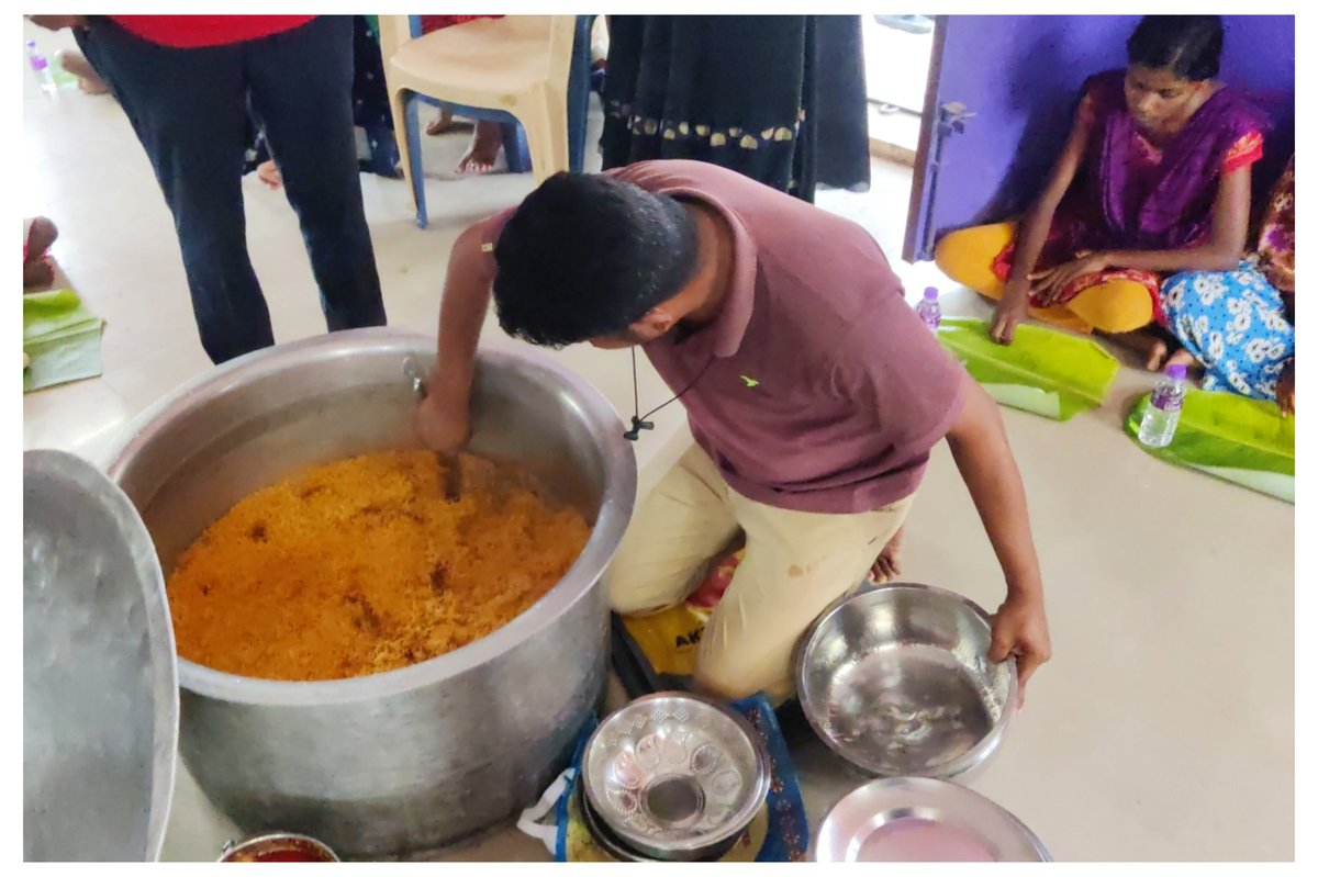 redramkumar's tweet photo. கடலூர் மாவட்டம் காரைக்காடு பகுதியில் உள்ள நூறு குழந்தைகளுக்கு அறுசுவை மதியான உணவு வழங்கி திருமண நிகழ்வை கொண்டாடிய தம்பதியினர் மன மகிழ்ச்சியான நிகழ்வு 
 ரத்த உறவுகள் அறக்கட்டளை குழு  @Rathatrust123 https://t.co/vGhdgjZvrm