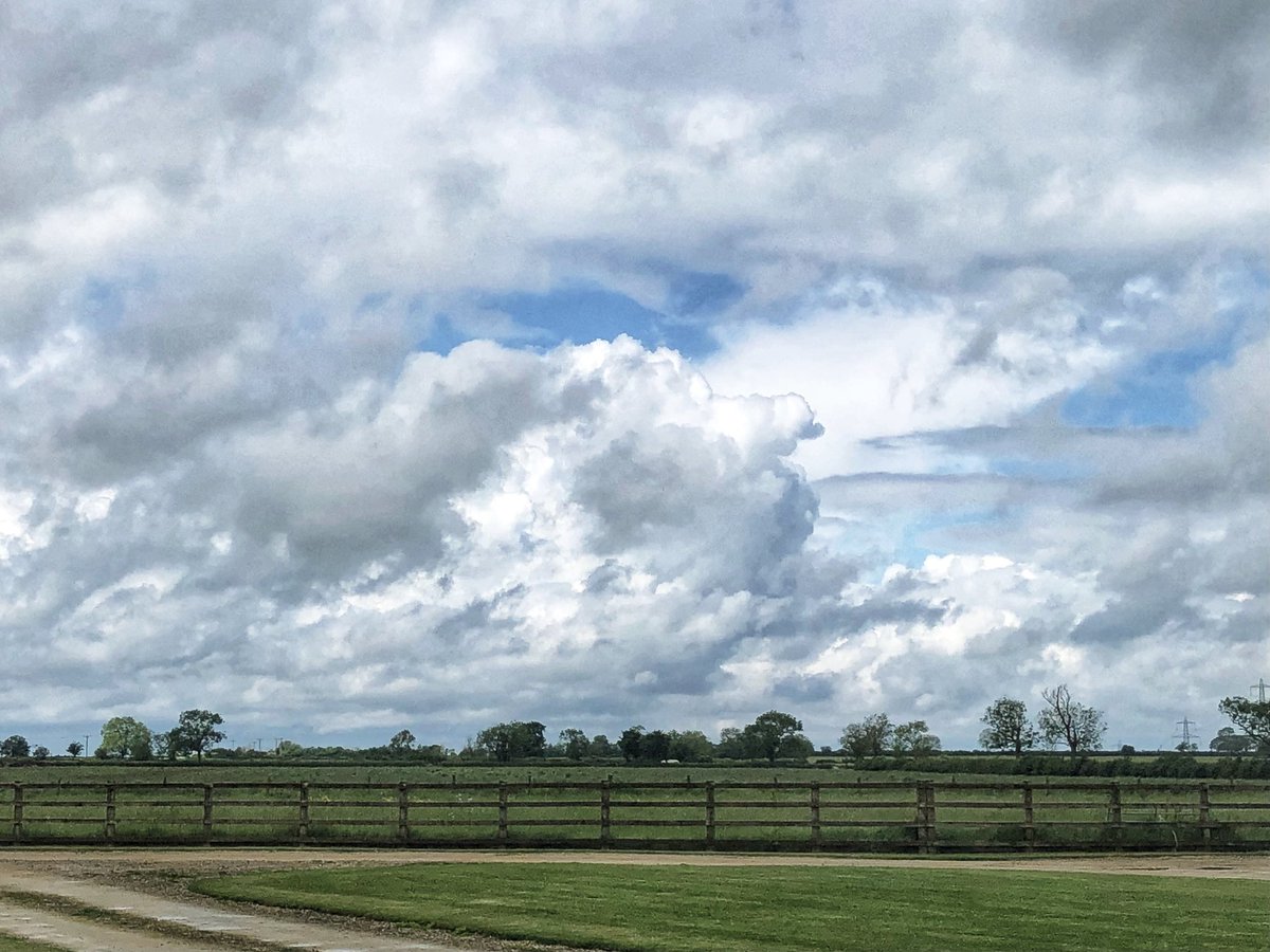 ruths_gallery's tweet photo. During our walk this morning the sky opened up and dropped torrential rain on us!
However when the sun finally appeared the clouds were absolutely amazing.
@CloudAppSoc @BBCLookEast @metoffice #loveUKWeather #sunday #puddlereflections #buckinghamshire #rainydays #clouds https://t.co/wRmkw3OmAT