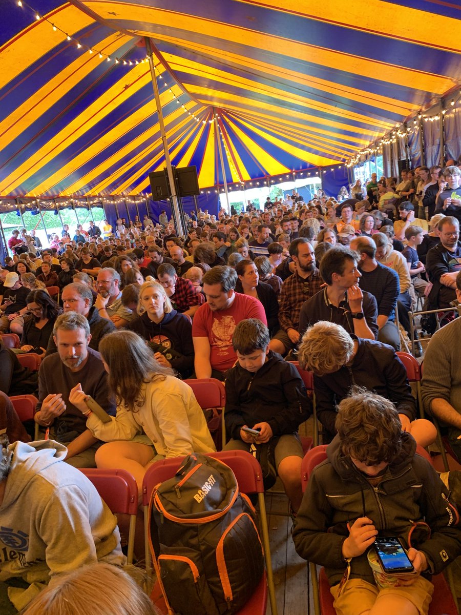 Wat een zotte ervaring was me dat!? 
45 minuten proberen informatief én grappig te zijn over obscure flops in de gaming geschiedenis voor een overvolle tent (~500 mensen).
Dank u <a href="/nerdlandbe/">Nerdland</a> voor de kans! We zijn nu al aan het nadenken wat we volgend jaar gaan doen.