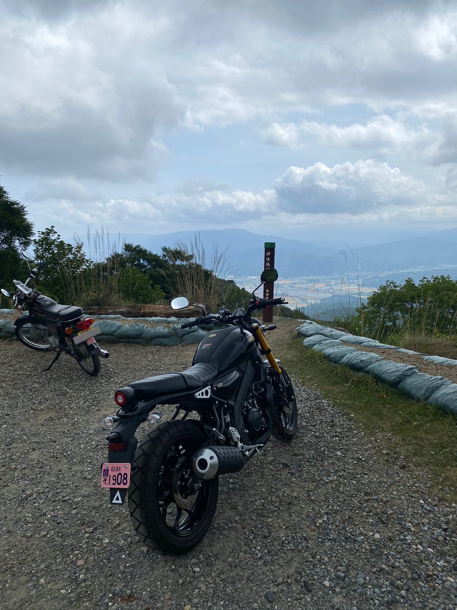 XSR125とても良かった。
125で大きい車格燃費はリッター60の化け物、ファミリーバイク付けて乗れるのが良い、ただ欠点は足付きかな、僕は踵付いたけど股下80弱くらいないと踵つかないね笑