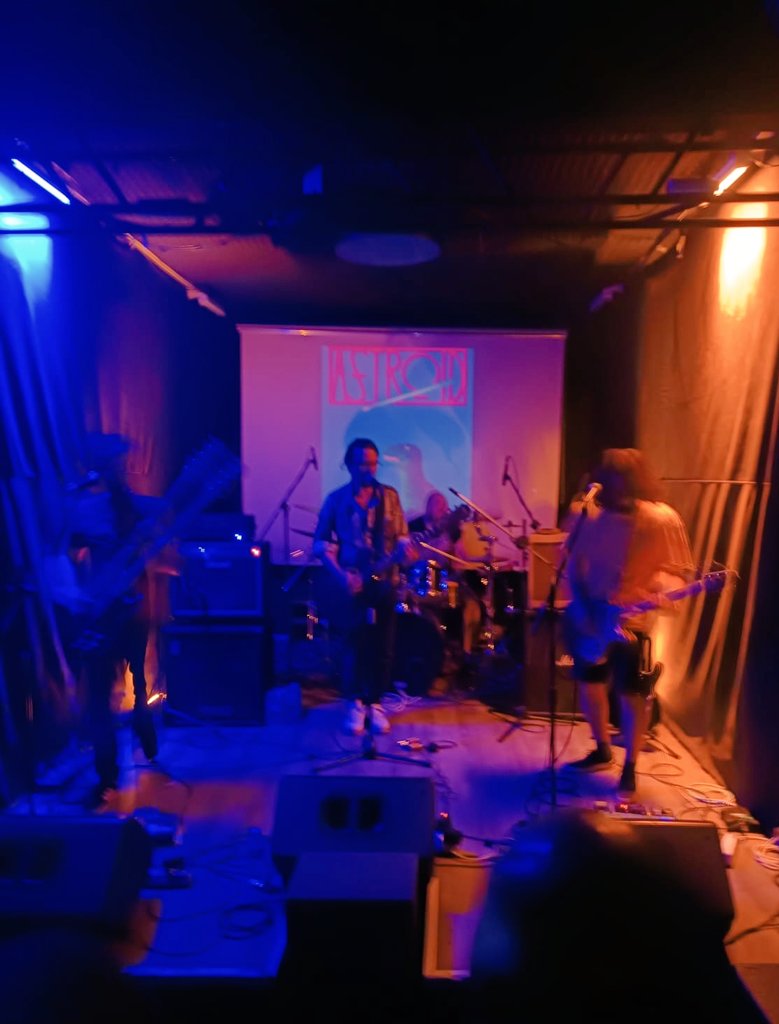 ilk konserimizde bizi yalnız bırakmayan tüm dostlarımıza ve <a href="/congulusband/">congulus</a> 'a teşekkür ederiz. çok güzel bir akşamdı, yeniden görüşmek üzere...