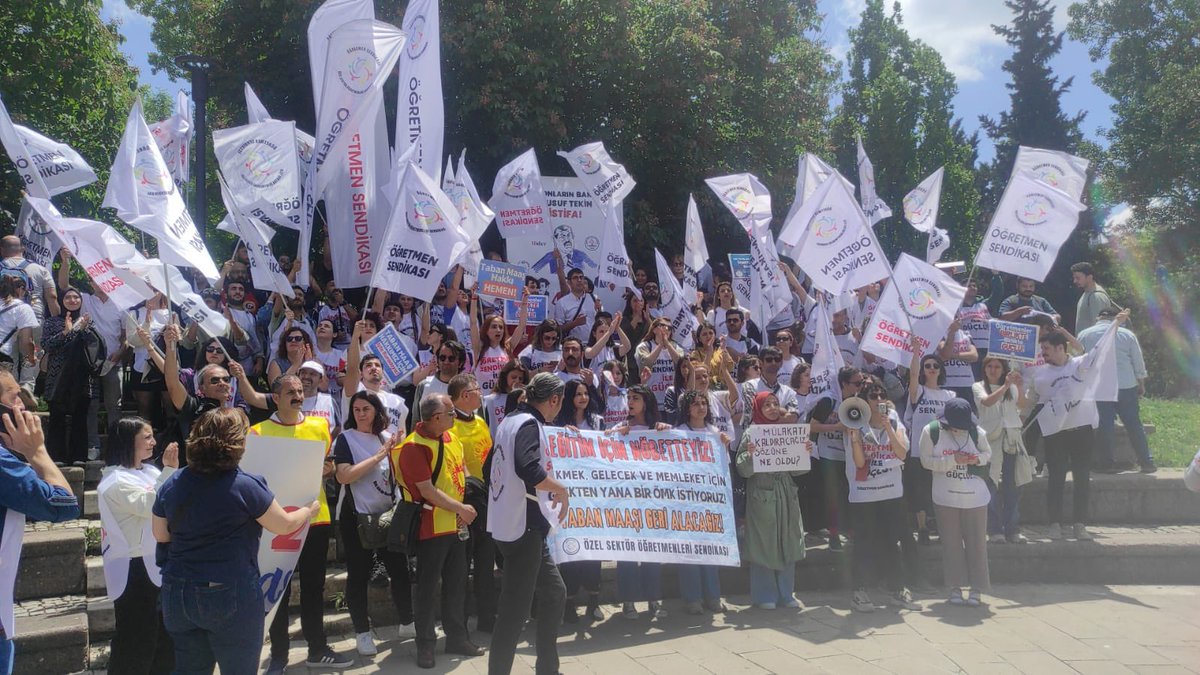 ogretmensendika's tweet photo. Bütün öfkemiz ve cüretimizle haysiyetimizi koruyoruz. 
Yürünemez denilen yolları yürüyoruz. Önümüze kurulan barikatları bir bir kaldırıyoruz. 
Güzel günler göreceğiz!
#ÖğretmenlerMEBönünde https://t.co/saNQ2jyK4n