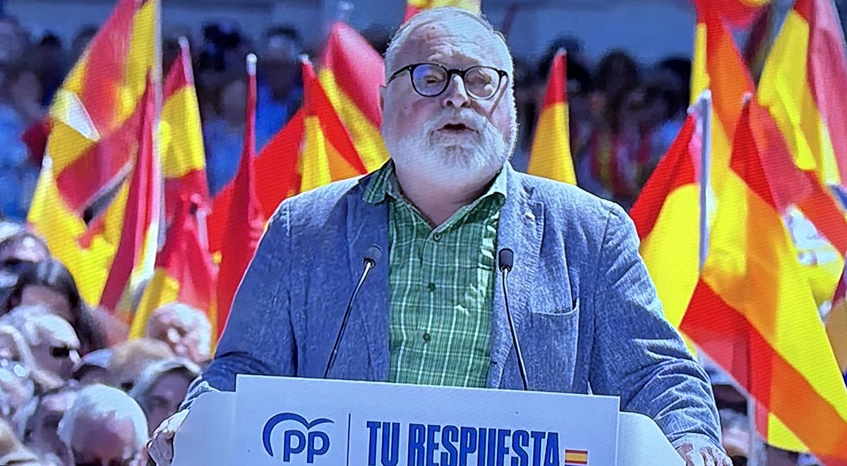 “Siempre me he basado en dos cosas: España y la democracia. Y hoy estoy aquí porque aquí hoy está España y la democracia.” “¿A santo de que vamos a perdonar a unos delincuentes? ¿Con qué cara vamos a mirar a Europa?” Fernando Savater 🔝 #EspañaResponde en la Puerta de Alcalá.
