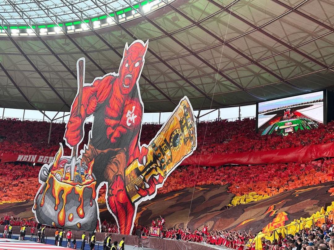 fussballmafiade's tweet image. Gerade gestern beim Pokalfinale zwischen Kaiserslautern und Leverkusen wurde wieder Mal deutlich, dass der Fußball durch seine Fans lebt. 

Die Fans des 1. FCK haben etwa 100.000€ und über 1000 Stunden (unbezahlte) Arbeit in die Final-Choreo investiert und das Pokalfinale zu…