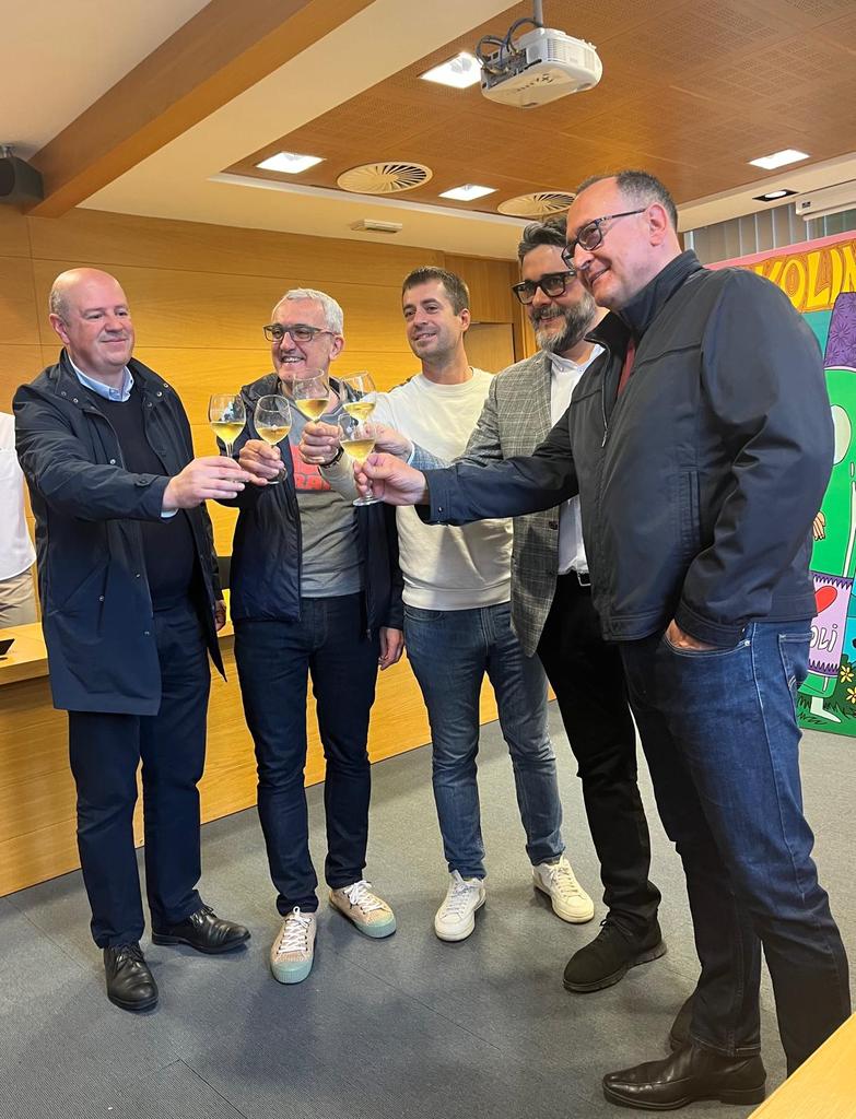 Txakoli egunari hasiera eman diogu.

Arabako txakolina daztatzeko, bertako artisau eta merkatarien produktuak erosteko eta elkarrekin egoteko egunik aproposena.

🥂Oso ondo pasa egun honetan!