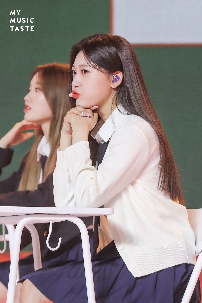 <a href="/aalonathania/">DELUNE ㅡ Ayona ₍ᐢ.ˬ.⑅ᐢ₎</a> ᅠ
ᅠ

Kini tiba giliran nona kelahiran 2001 tersebut untuk memperkenalkan dirinya, tangannya mengangkat mikrofon yang ia genggam. “Selamat sore!!! Halo semua aku Amoura Ratu!” Ucapnya dengan penuh semangat sembari melambaikan tangannya. 

ᅠ
ᅠᅠ