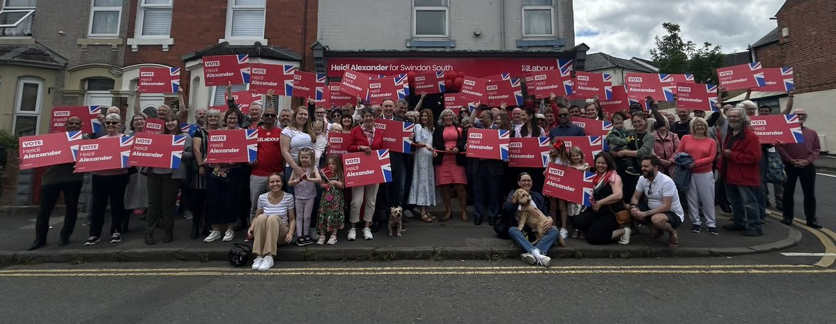 jimrobbins's tweet photo. Unbelievable turn-out at @Heidi_Labour’s campaign launch! 

Great to get so many supportive waves and hoots from passers-by! Feels like a real buzz developing…

🌹 https://t.co/cvLyqLhuXq
