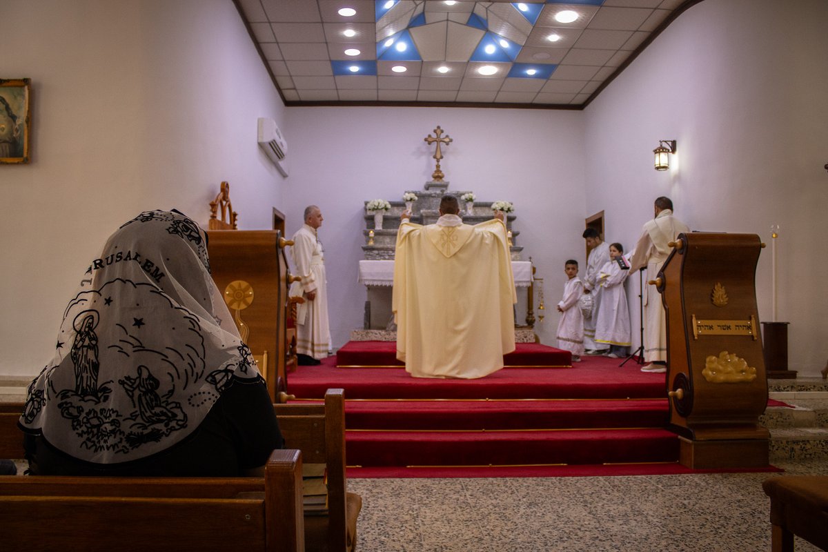 🇮🇶#Irak – Les volontaires assistent à la messe célébrée par le père Suliman Hamma à #Alqosh le jour de l'anniversaire de son sacerdoce. 🙏 Seigneur, prend pitié de moi. Je ne suis pas digne de Te recevoir, mais dis seulement une parole et je serai guéri.