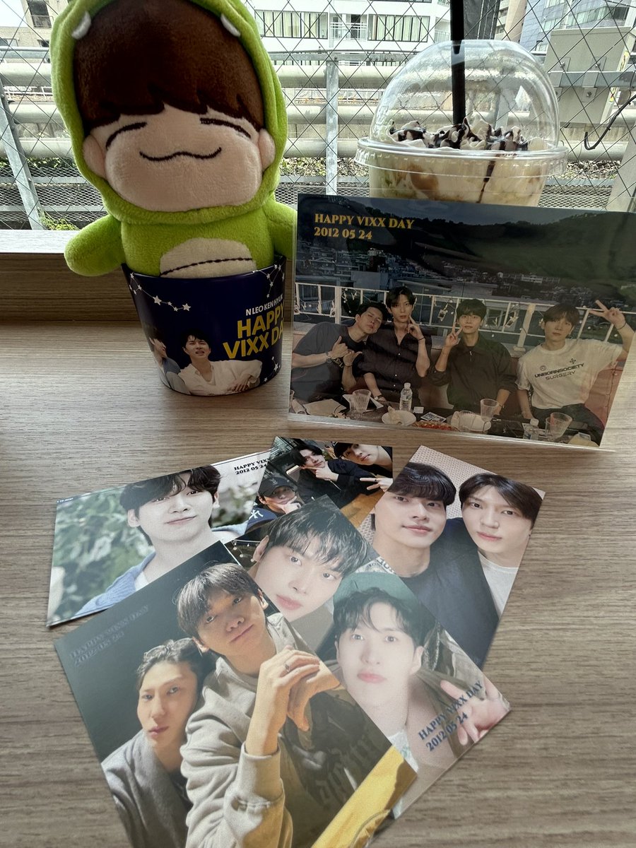 hkentk25's tweet photo. 最終日ようやく行けました😭
素敵な企画、ありがとうございました😂
VIXXに囲まれて幸せでした！！！

@Cafe_MoonU 
#돌아가도_난_너랑_갈래
#너와_지금처럼_같이_웃고
#우리_오래가자
#내일_더_빛나기에_더_아름다운_오늘
@RealVIXX @VIXX_CAFE_JP
@CHA_NNNNN @JUNGTW_LEO @jaehwany0406 @HSangHyuk https://t.co/Vy8LwNUCLa