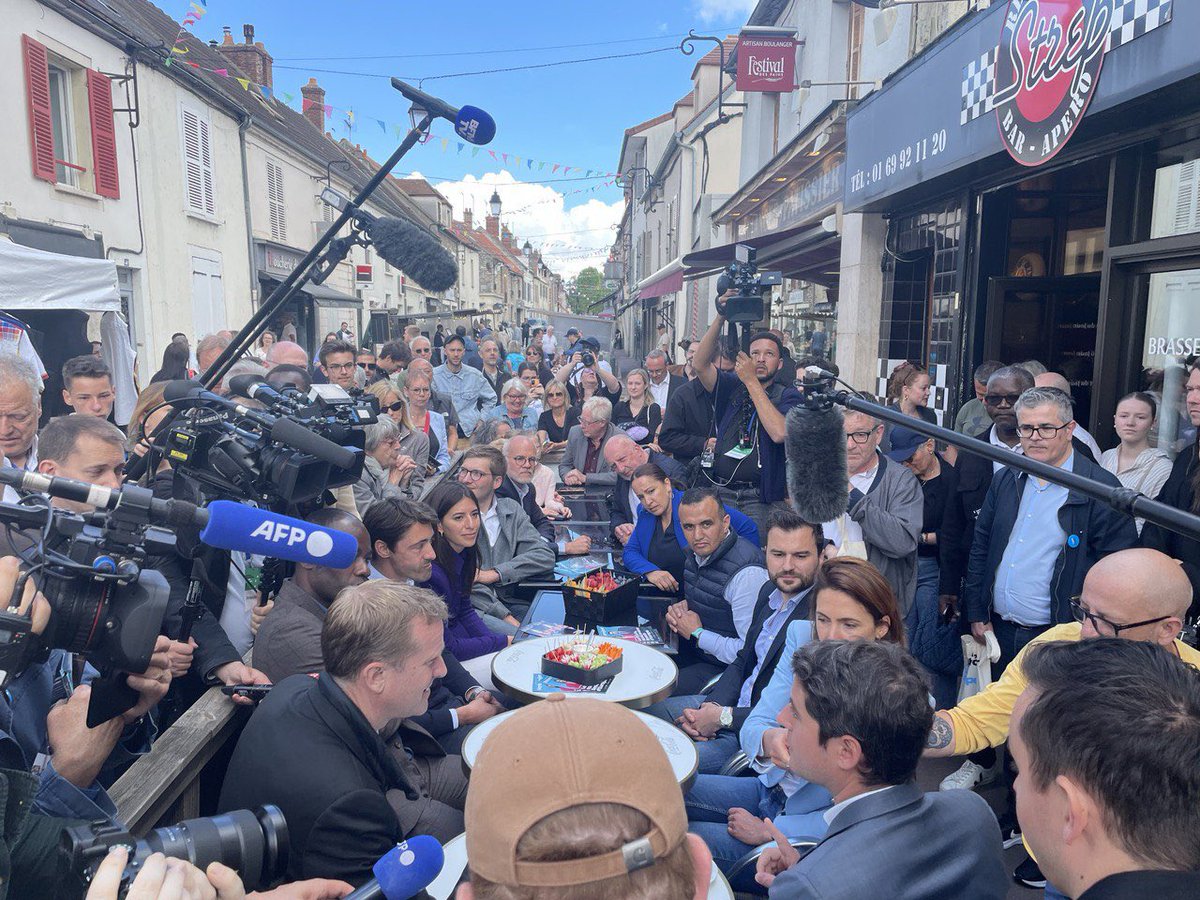 Robin Reda (@robinreda) on Twitter photo Un dimanche en campagne en #Essonne à <a href="/etrechy91/">Ville d'Étréchy</a> avec M. le Premier Ministre <a href="/GabrielAttal/">Gabriel Attal</a> et notre candidate <a href="/ValerieHayer/">Valérie Hayer</a>.
Pour nos territoires nous avons #BesoindEurope. Merci aux Strépiniacois pour leur accueil chaleureux <a href="/JulienGarcia91/">Julien Garcia</a> ! Un dimanche en campagne en #Essonne à <a href="/etrechy91/">Ville d'Étréchy</a> avec M. le Premier Ministre <a href="/GabrielAttal/">Gabriel Attal</a> et notre candidate <a href="/ValerieHayer/">Valérie Hayer</a>.
Pour nos territoires nous avons #BesoindEurope. Merci aux Strépiniacois pour leur accueil chaleureux <a href="/JulienGarcia91/">Julien Garcia</a> !
