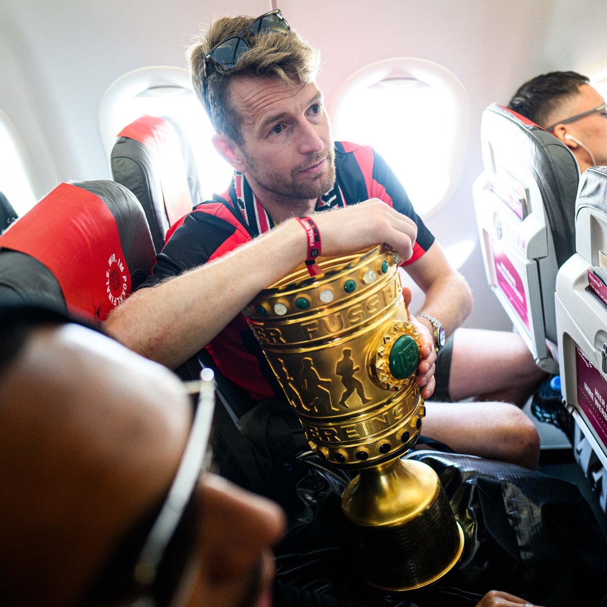 Lukas is bringing the trophy safely back to Leverkusen! ✈️🏆

#Bayer04 #DFBPokalFinale #Winnerkusen