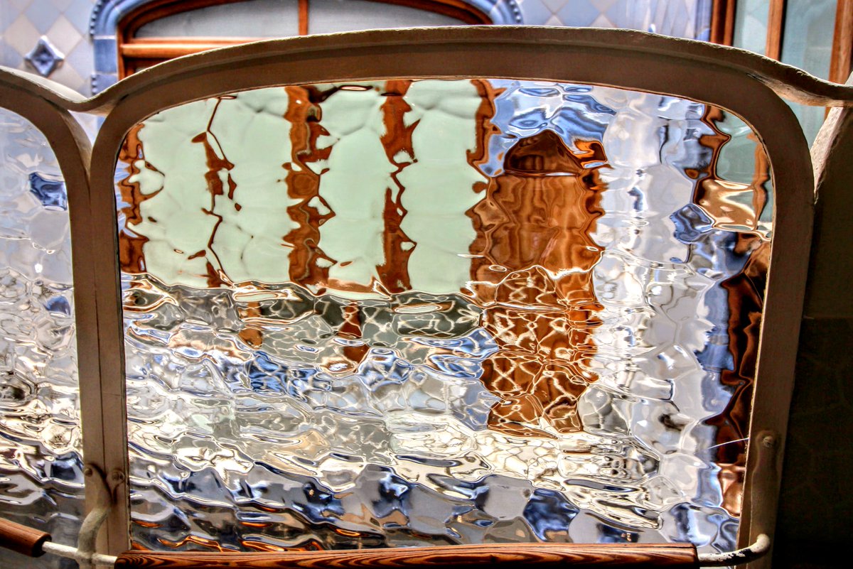 Barcellona 23 maggio 2024-'Casa Battlò di Antoni Gaudì': 'I vetri di tutti i pianerottoli distorcono le piastrelle del cortile trasformandole in belle onde d'acqua.'