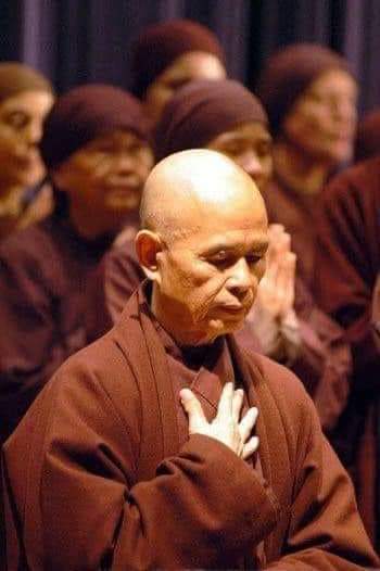 🪷 Thich Nhat Hanh 🪷 'Il primo atto d’amore è respirare e inspirando tornare al nostro corpo, che è la nostra casa.' #VentagliDiParole #RespirareInCoro