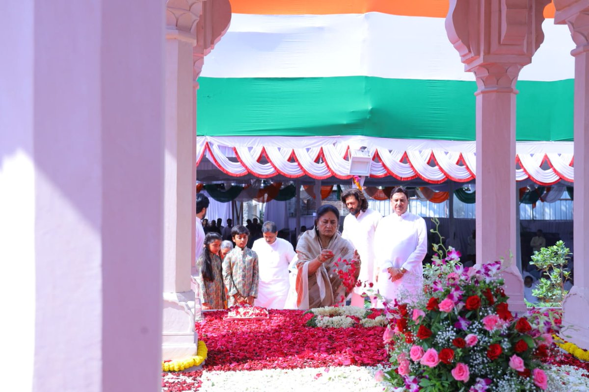 AmitV_Deshmukh's tweet photo. महाराष्ट्र राज्याचे माजी मुख्यमंत्री,माजी केंद्रीय मंत्री आदरणीय #विलासरावजी_देशमुख साहेब यांच्या ७९ व्या जयंतीनिमित्त आज सकाळी बाभळगाव येथील विलास बागेत कुटुंबीय आणि स्नेही मंडळी समवेत जाऊन मंगलमय वातावरणात स्मृतीस्थळी विनम्र अभिवादन केले.
#लोकनेता #VilasraoDeshmukh #Saheb https://t.co/KbNp0AsrHZ