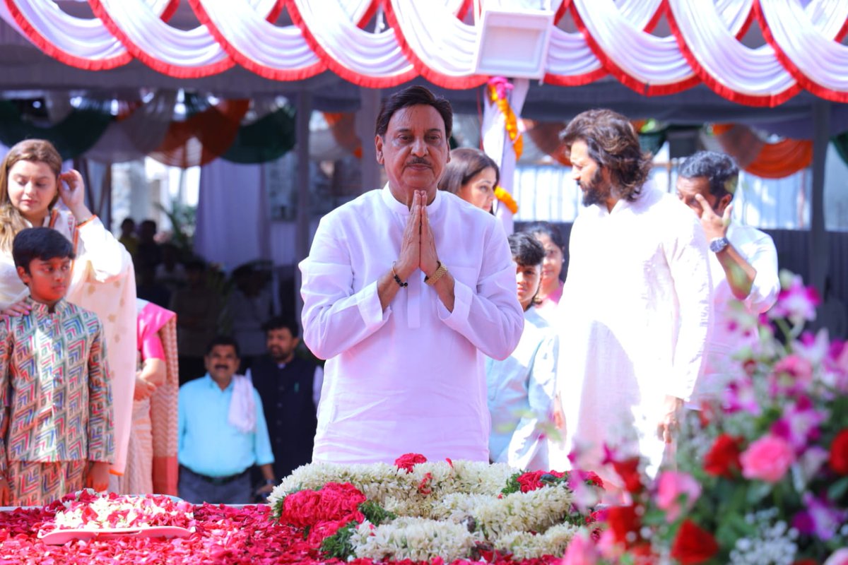 AmitV_Deshmukh's tweet photo. महाराष्ट्र राज्याचे माजी मुख्यमंत्री,माजी केंद्रीय मंत्री आदरणीय #विलासरावजी_देशमुख साहेब यांच्या ७९ व्या जयंतीनिमित्त आज सकाळी बाभळगाव येथील विलास बागेत कुटुंबीय आणि स्नेही मंडळी समवेत जाऊन मंगलमय वातावरणात स्मृतीस्थळी विनम्र अभिवादन केले.
#लोकनेता #VilasraoDeshmukh #Saheb https://t.co/KbNp0AsrHZ