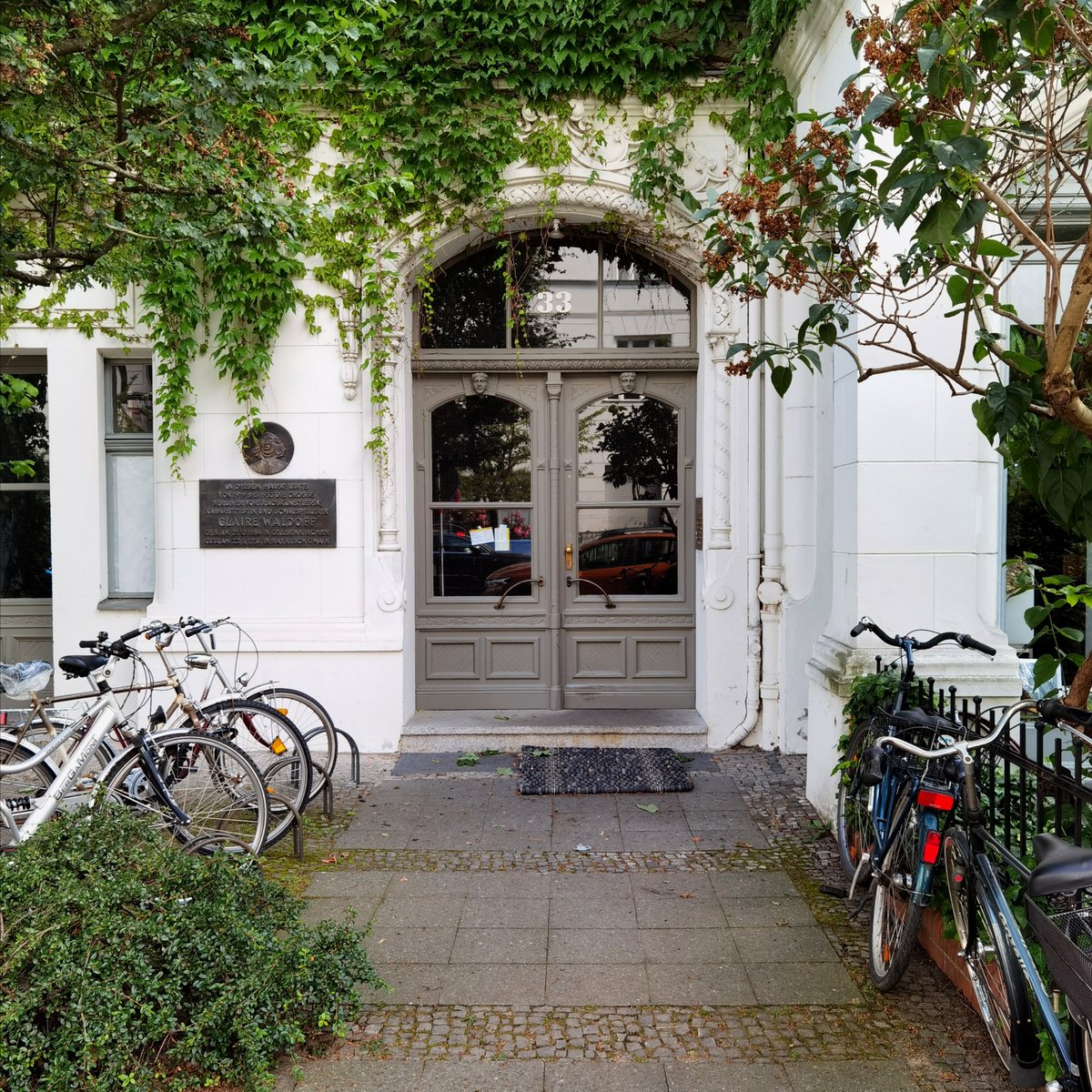 Stift_und_Bogen's tweet image. #Unsichtbargeblieben: Lucia #Böhm lebte einst in der Regensburger Straße 33 in Schöneberg. Sie war unter dem NS-Regime im Widerstand und rettete einem Juden das Leben, der Heinz #Wolter hieß. Details zu beiden Lebenswegen sind nicht bekannt.

#Berlin