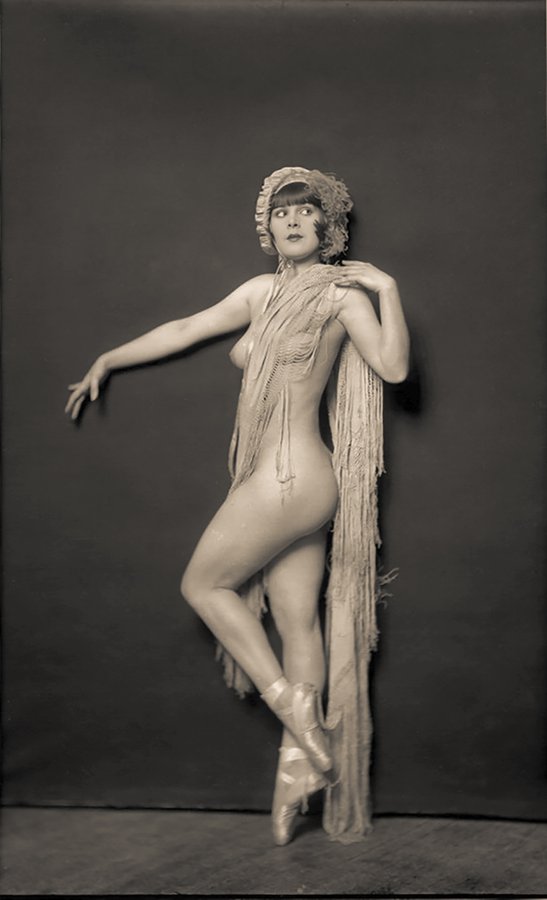 Marion 'Kiki' Roberts - the showgirl who became known for her relationship with the New York gangster Jack 'Legs' Diamond. After his death she moved to Allentown, PA and faded away unknown.......photo by Alfred Cheney Johnston...