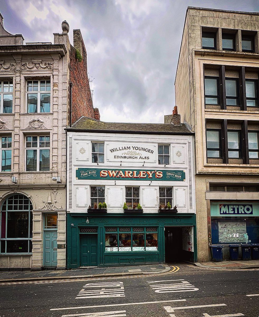 🧵1/2 11 Groat Market was originally a blacksmiths in the early C18th but had to be rebuilt in the late C19th after part of the structure collapsed. The pub has had several names inc Groat Bar, Coffee Johny, Blackie Boy &Swarley's. 'Black Boy Inn' derived from the old blacksmiths