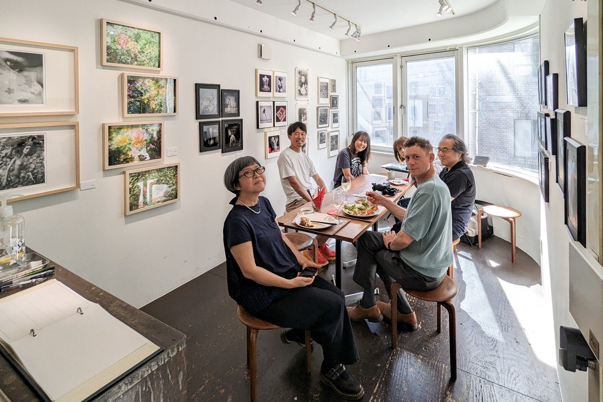 暗室作業の合間に祐天寺ペーパープールで開催中の写真展「Plants life 3」を見てきました。
ゼラチンシルバーはもちろん、湿板、サイアノ、プラチナなど古典技法画豊富な展示。作家のみなさんも集まっていて色々お話が聞けて楽しい時間でした。

6/2まで開催。(月火は休み)