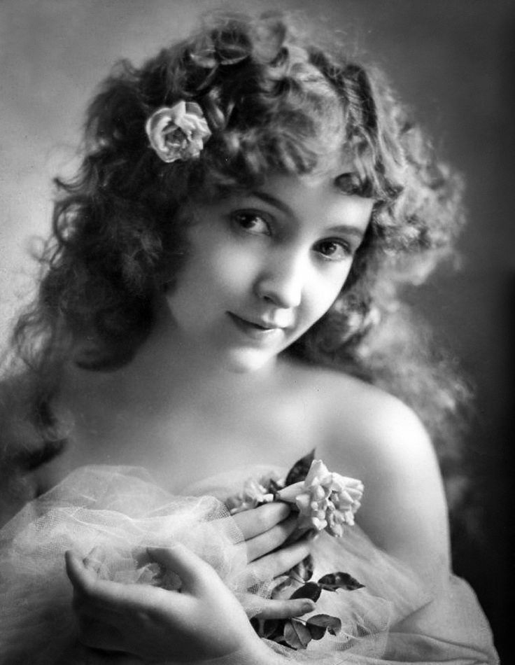 Bessie Love, captured in all her innocent beauty, 1920 by Hoover Art Studios.......