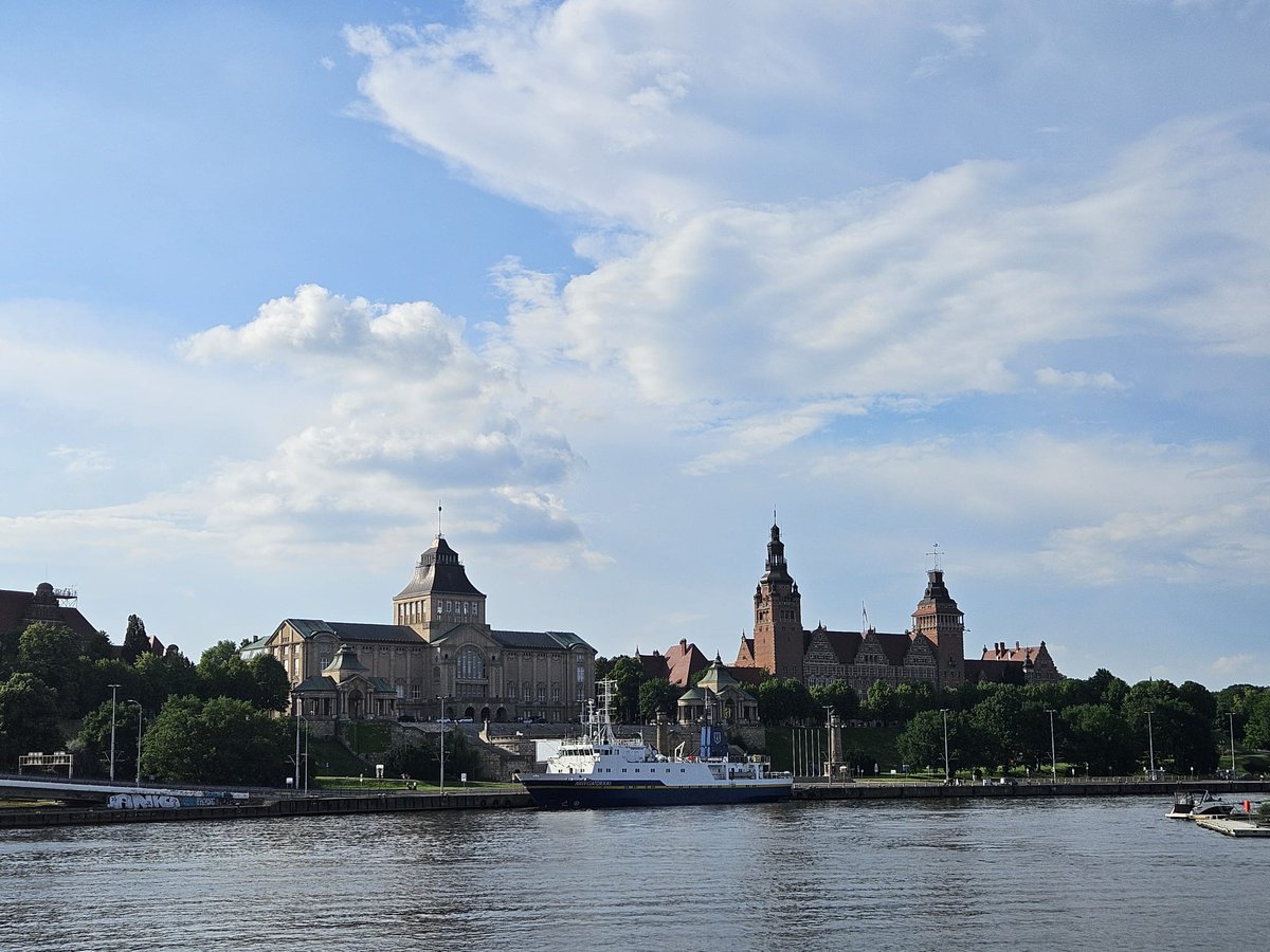 Klausurfahrt mit @cduxhainbvv  in der Partnerstadt Stettin. Austausch u.a. mit @KASonline  in Polen zu deutsch-polnisch Beziehungen, Städtepartnerschaft etc. Stettin, das Gute liegt so nah! 🇩🇪 🤝🇵🇱 PS. Geburtsstadt von Alfred Döblin 😊