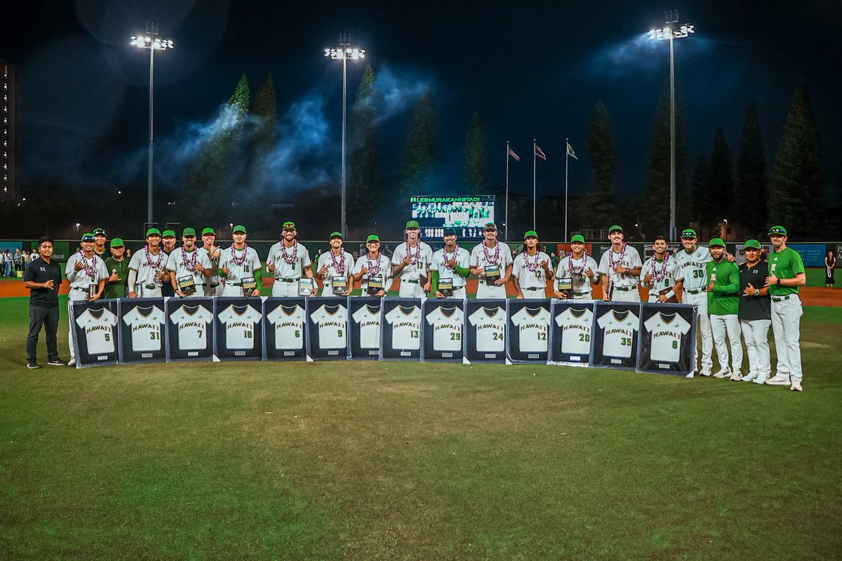 767 career starts in a Rainbow Warrior uniform in this pic. Mahalo to our 14 seniors 🤙 #GoBows